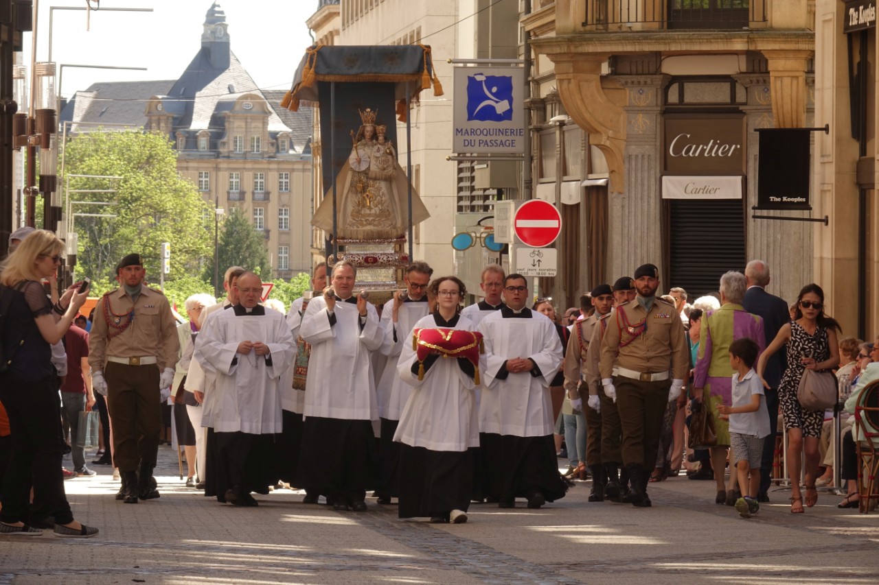 Lors de la procession de clôture de l'Oktav, la statue de la Vierge Marie de la cathédrale est portée dans le centre de la ville lors d'une procession solennelle.