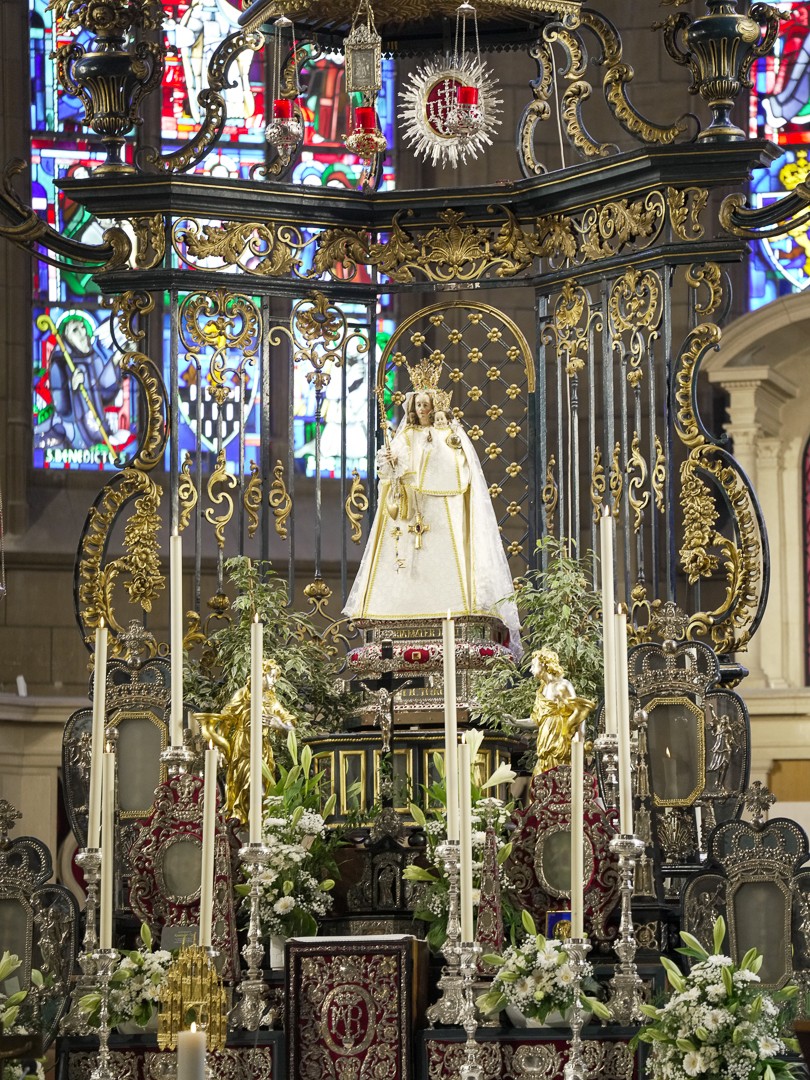 Toute la cathédrale est décorée de manière festive à l'occasion de l'Octave - c'est particulièrement vrai pour la statue de la Vierge.