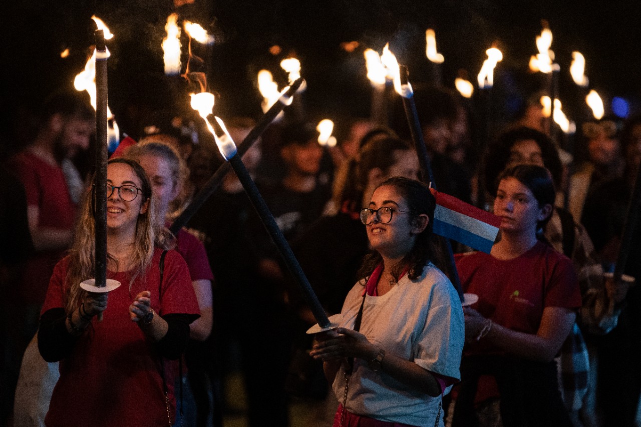 Le soir du 22 juin, une retraite aux flambeaux éclaire le centre de la Ville de Luxembourg.