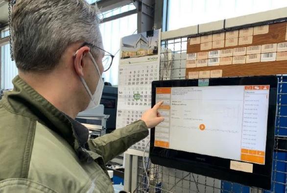  At the Origer mirror factory, touch screens are part of everyday life. 