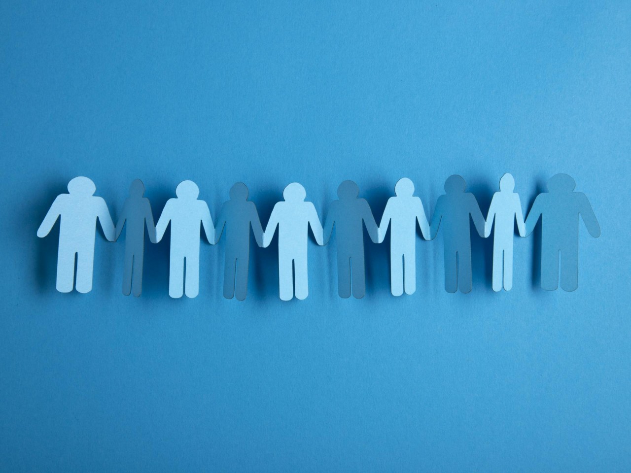 A garland of little paper figures