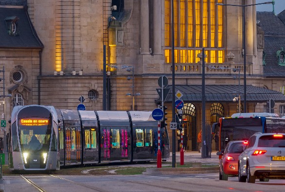 Luxembourg City's new tram, which runs between the Kirchberg economic hub and the central train station, has become sort of an attraction. Not just because of its looks or the fact that the European Tramdriver Champion might be ferrying you, but also because it's fast and reliable.
