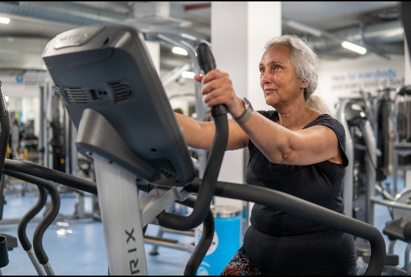Femme âgée en salle de fitness