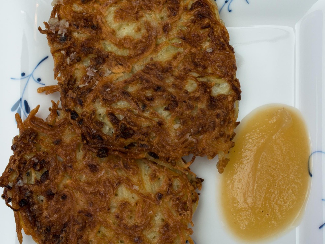Gromperekichelcher with apple compote