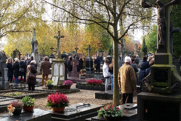 All Saints' Day: Blessing of the graves of Limpertsberg Cemetery.