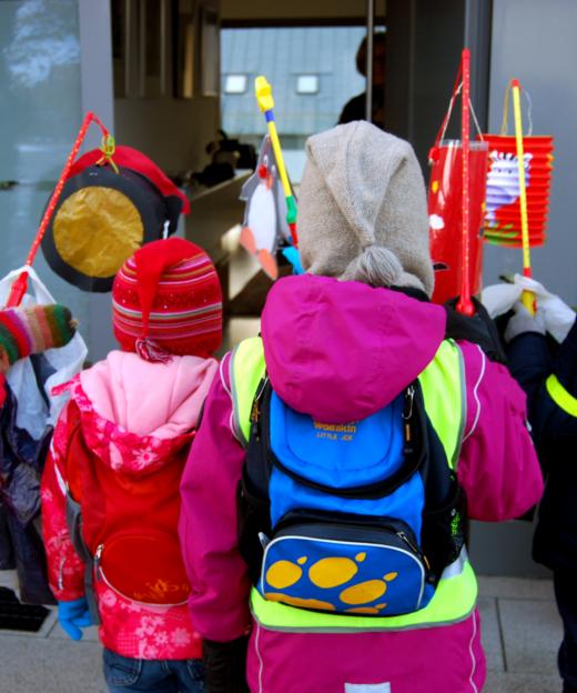 Kids with their Liichtebengelcher outside a home.