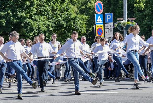 For the people of Echternach in particular, proper dress is required: blue trousers or skirt with a white top.