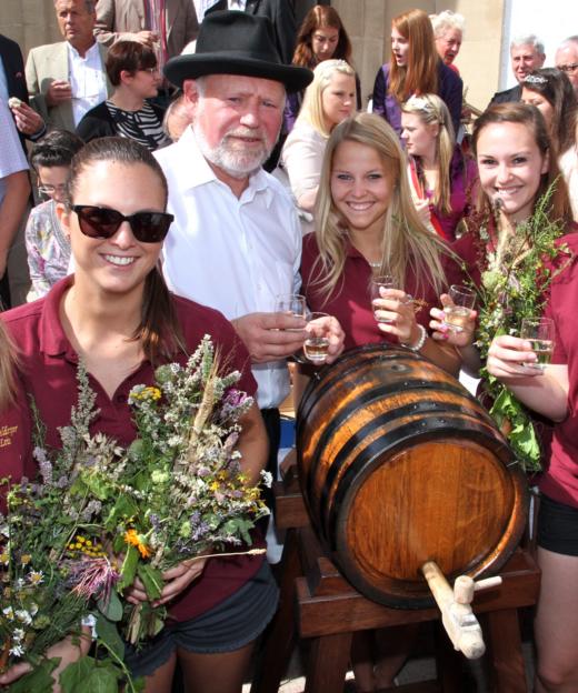Crowd with a few Wësch and a wine barrel