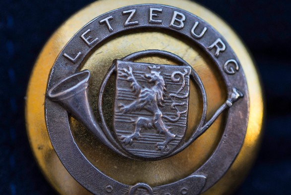 A luxembourgish emblem adorns the buttons of the riding coats.