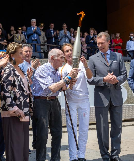 Edmond Schmitt and Anne Kremer, the 2024 torch bearer. In this emotional moment, Schmitt was allowed to hold the 2024 torch for a moment. In his arm, you can glimpse the original 1948 torch, which he has kept to this day. 