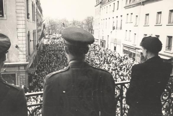 The Grand Duchess Charlotte on the balcony of the palais, with the crowd