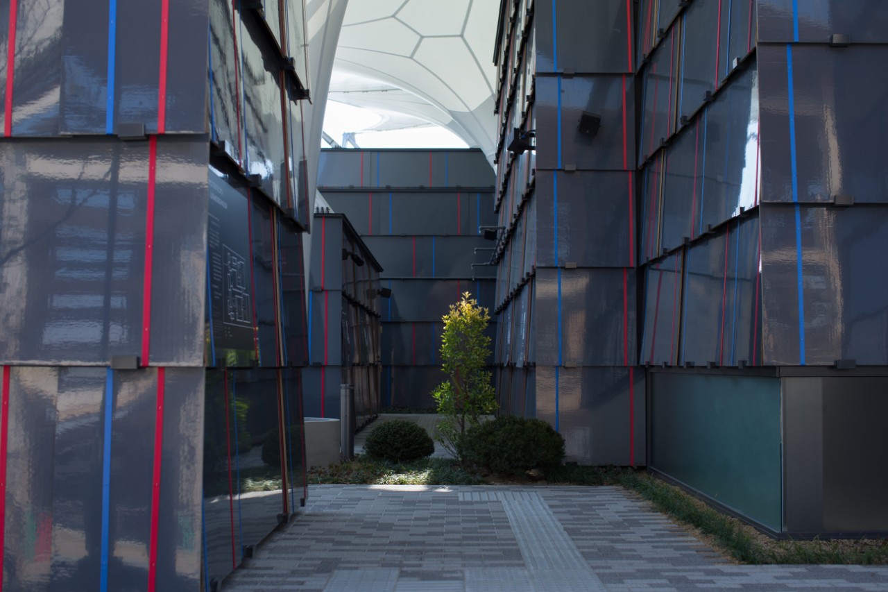 The exterior walls and facades of the exhibition areas are clad with formwork panels in accordance with local standards.