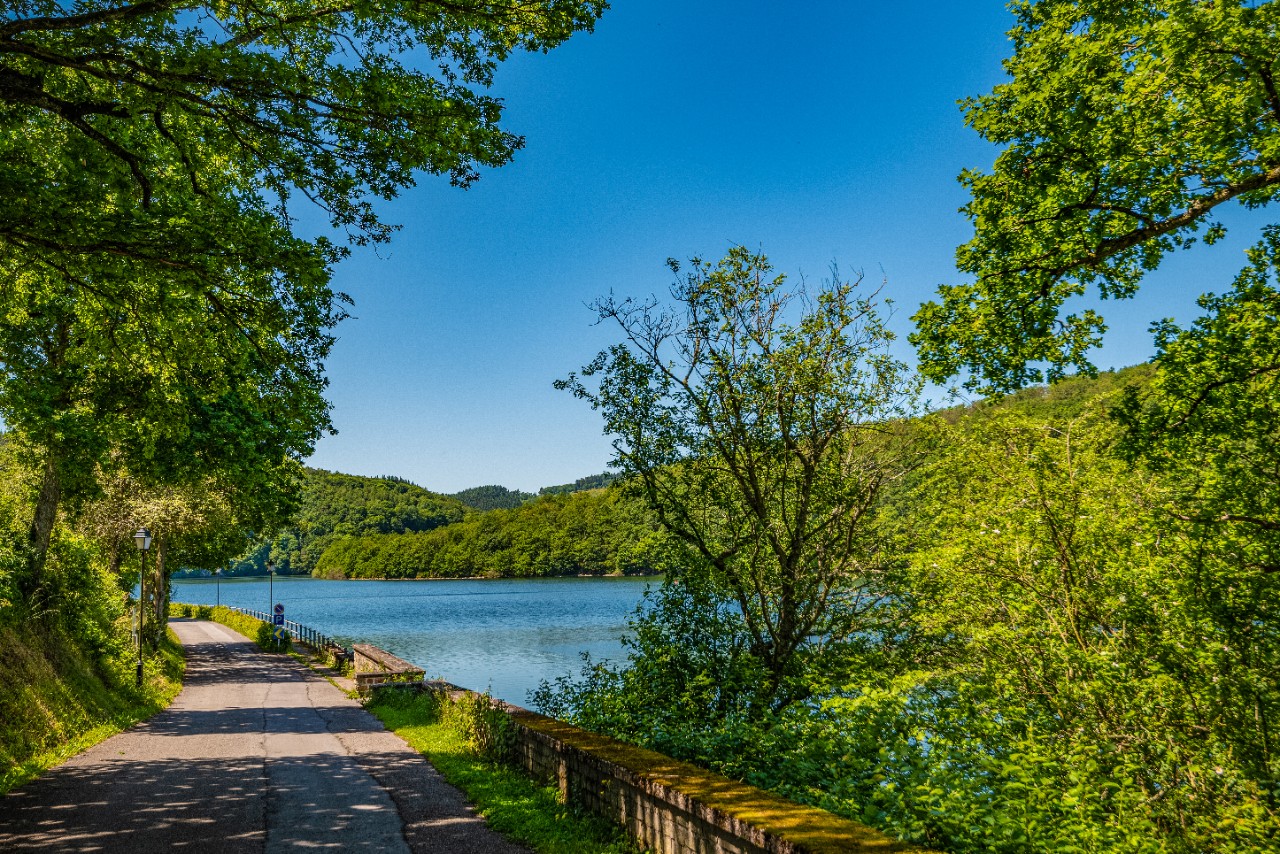 Die Badegebiete, insbesondere die Strände der Oberen Sauer und Remerschen, ziehen jedes Jahr zahlreiche Besucher an.