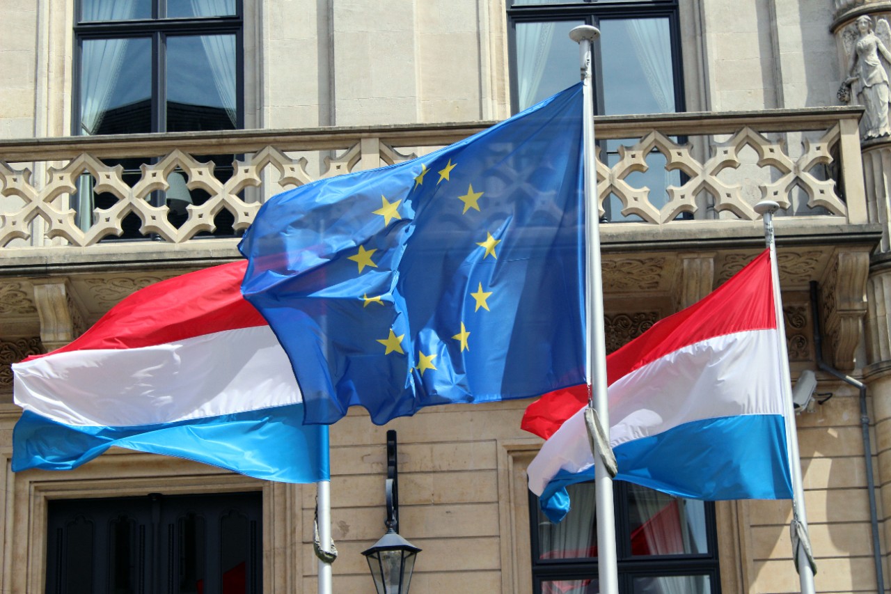 Drapeaux luxembourgeois et de l'Union européenne