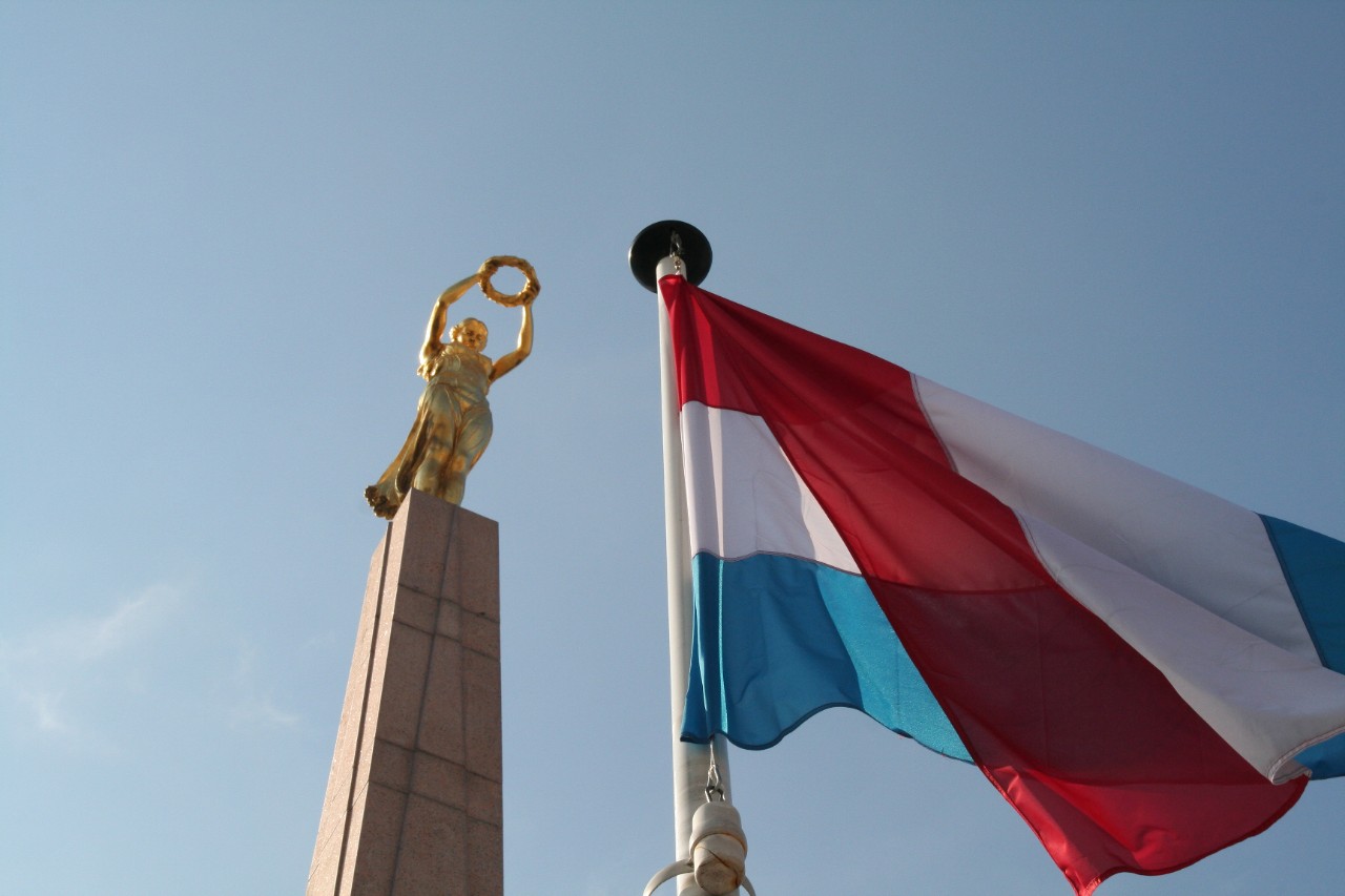 Le Monument du Souvenir "Gëlle Fra" (femme dorée) sur la Place de la Constitution, inauguré en 1923, fut érigé à la mémoire des soldats luxembourgeois morts lors de la Première Guerre mondiale.