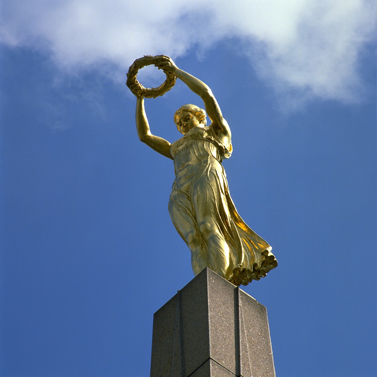 Le Monument du Souvenir “Gëlle Fra” (femme dorée), inauguré en 1923 sur la Place de la Constitution, fut dressé à la mémoire des soldats luxembourgeois morts lors de la Première Guerre mondiale