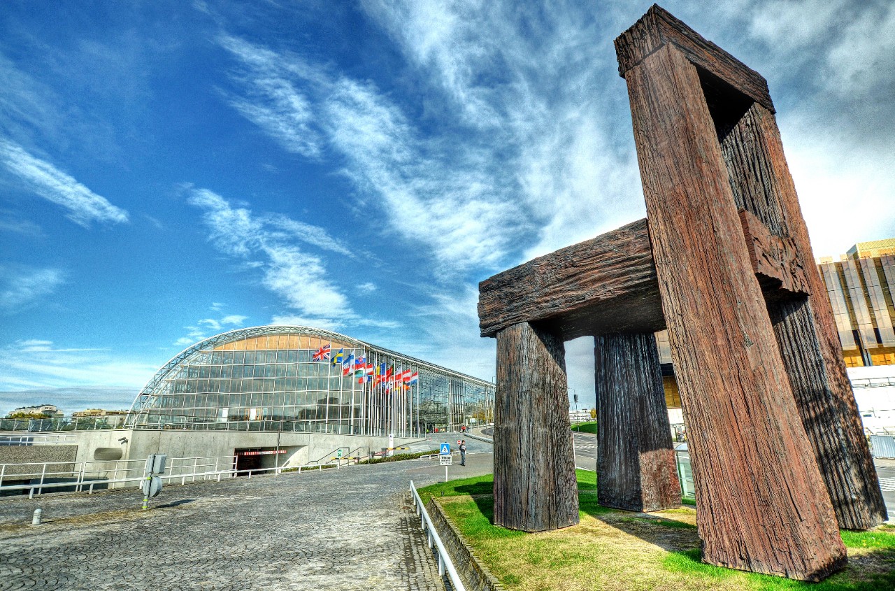 Luxembourg-Kirchberg — Banque européenne d'investissement (BEI) et le monument "Stuhl" de Magdalena Jetelovà (2000)