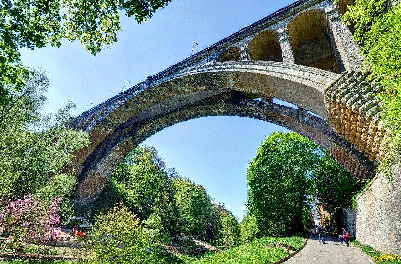 Luxembourg-Ville — Pont Adolphe (avant les travaux de rénovation) vu de la vallée de la Pétrusse