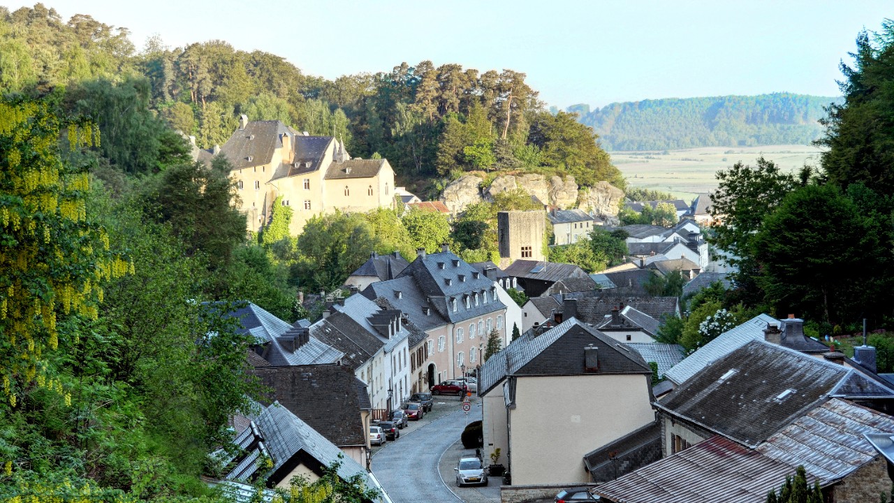 Vue de Bourglinster à l'est du pays, village dominé par un château fort unissant aujourd'hui culture et gastronomie en un seul lieu