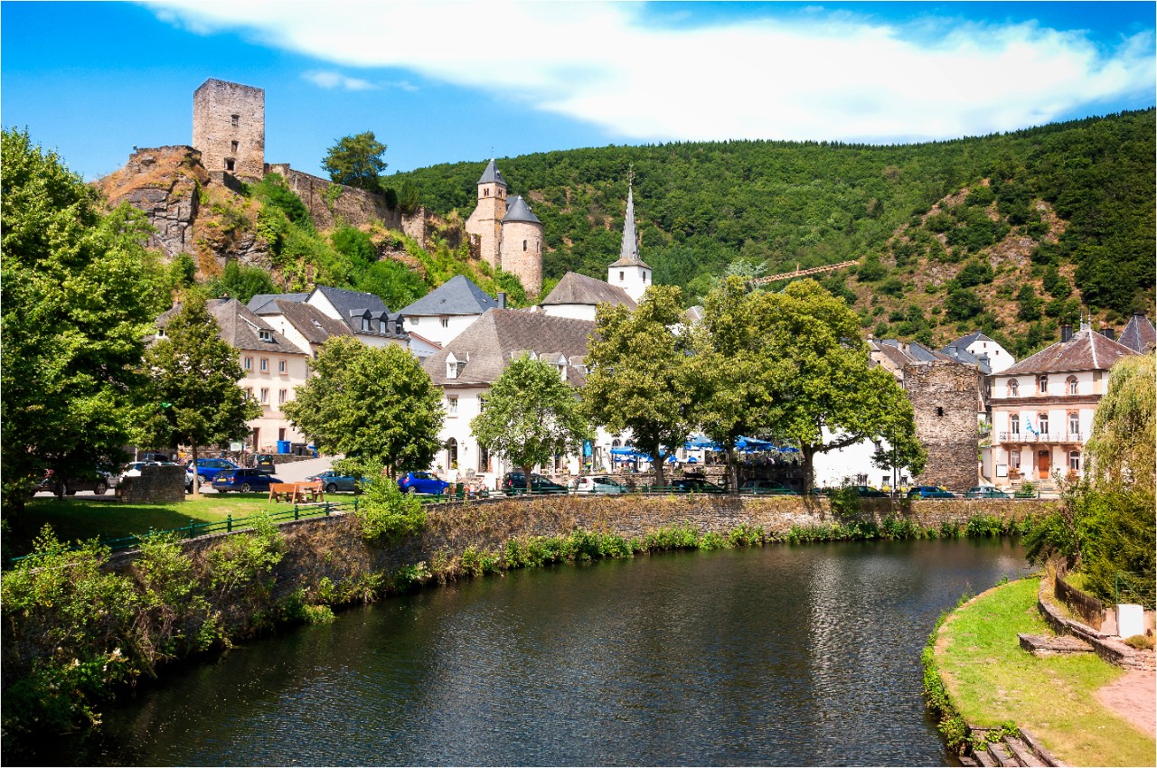Vue d'Esch-sur-Sûre (Ardennes luxembourgeoises) et de l'ancien château surplombant le village et la Sûre