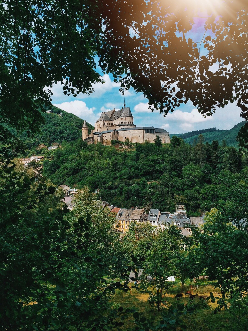 Le château de Vianden, à part d'être l'un des mieux conservés au Luxembourg, est une des destinations touristiques les plus populaires du pays. Coulisse de plusieurs films, le château surplombe des vallées qui l'entourent et livre des vues spectaculaires.