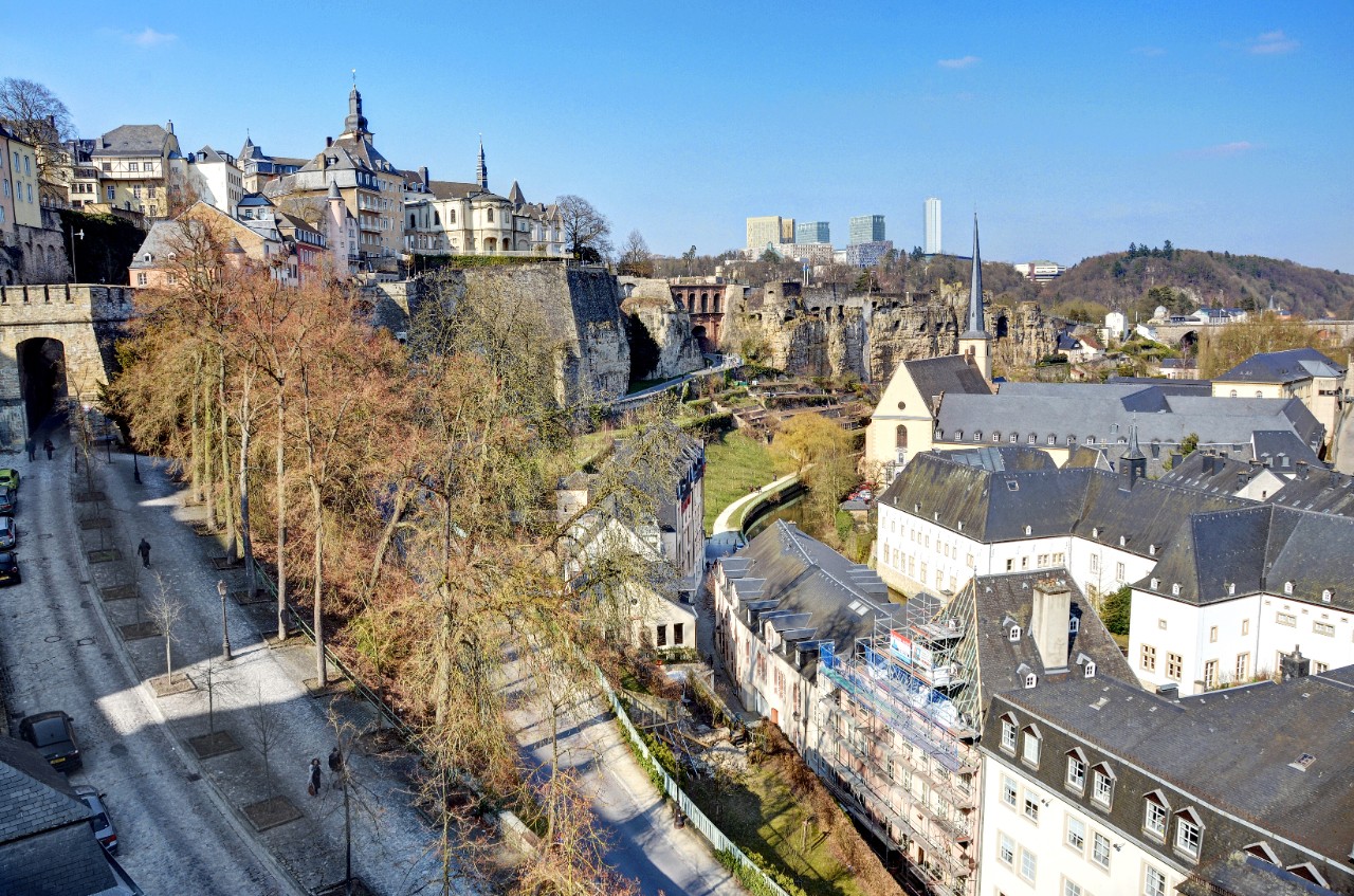 Luxembourg-Ville — vue du faubourg du Grund et de la ville haute (vieille ville), avec le plateau de Kirchberg en arrière-plan