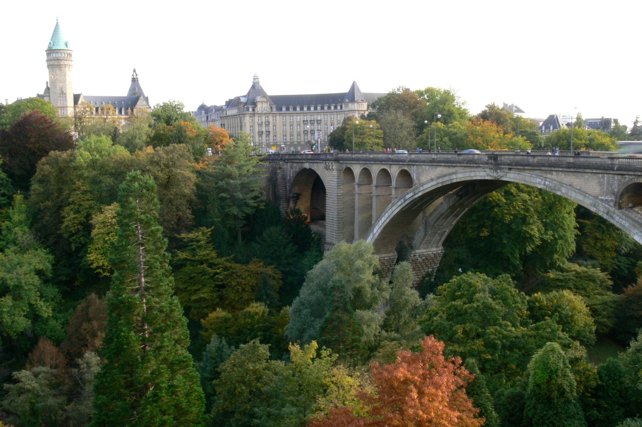 Le Pont Adolphe surplombe la vallée verdoyante de la Pétrusse à Luxembourg