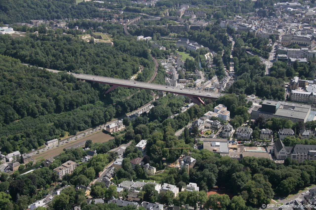 Vue aérienne de la ville de Luxembourg avec le Pont rouge