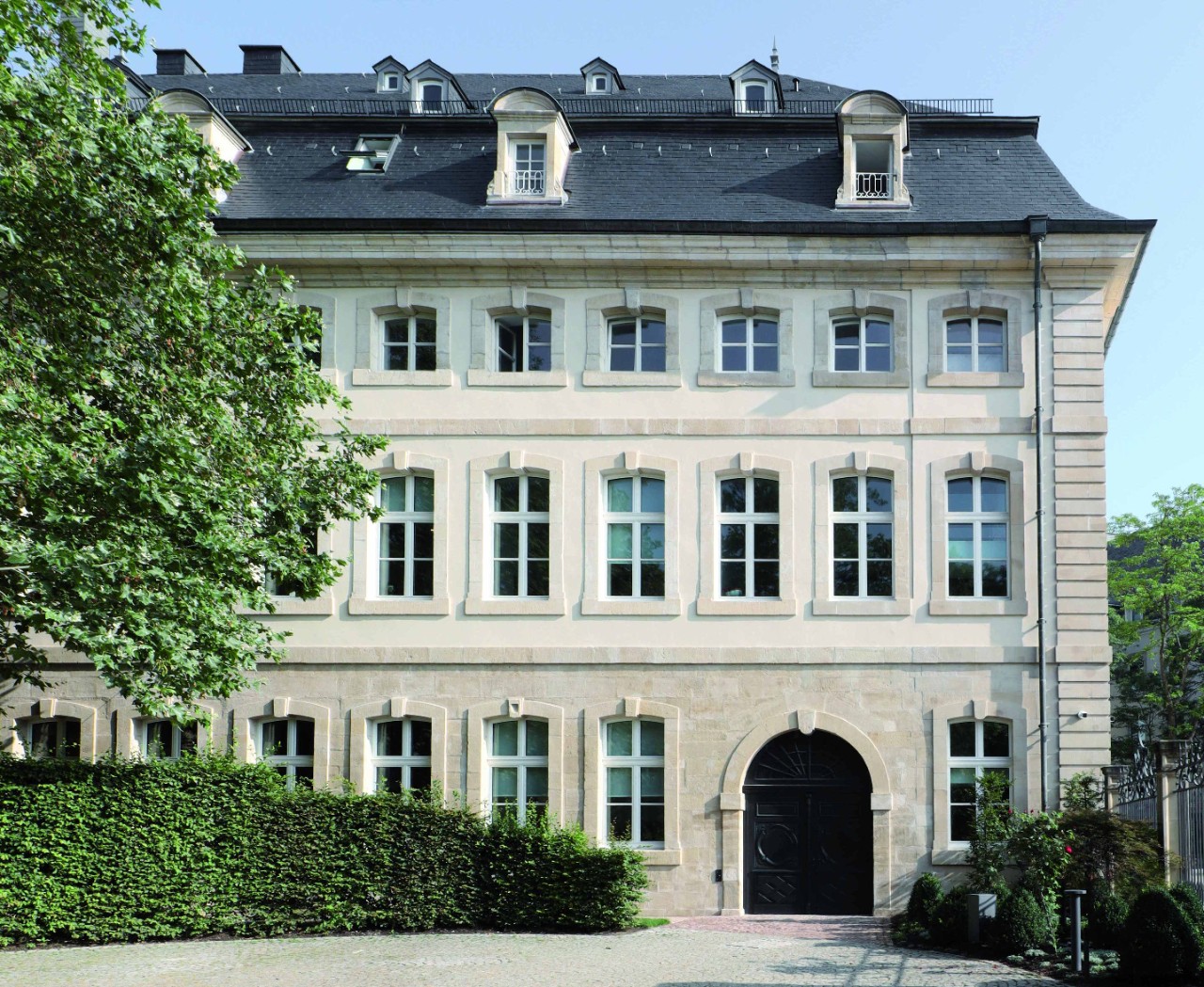 L'hôtel Saint Maximin est un des immeubles qui héberge le ministère d'État. L'intégration de technologies de pointe a été un défi bien maîtrisé dans un des immeubles les plus connus du Luxembourg. Et l'effort entrepris a valu à ce projet de remporter le prix pour le meilleur bâtiment à vocation administrative.