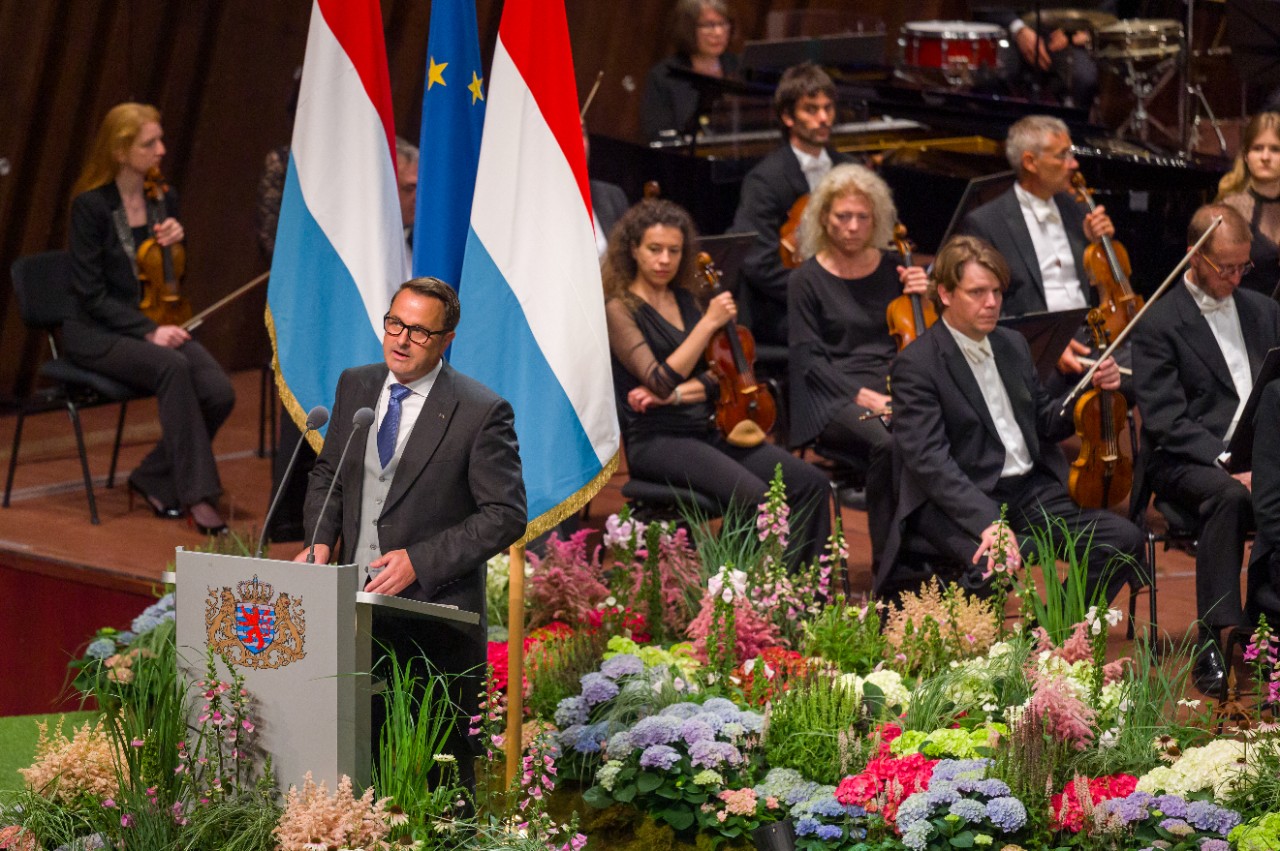 Les festivités du 23 juin commencent avec la cérémonie officielle qui a lieu dans la Philharmonie. Pour l’occasion, des discours sont prononcés par S.A.R. le Grand-Duc, le président de la Chambre des députés et le ministre d’État.