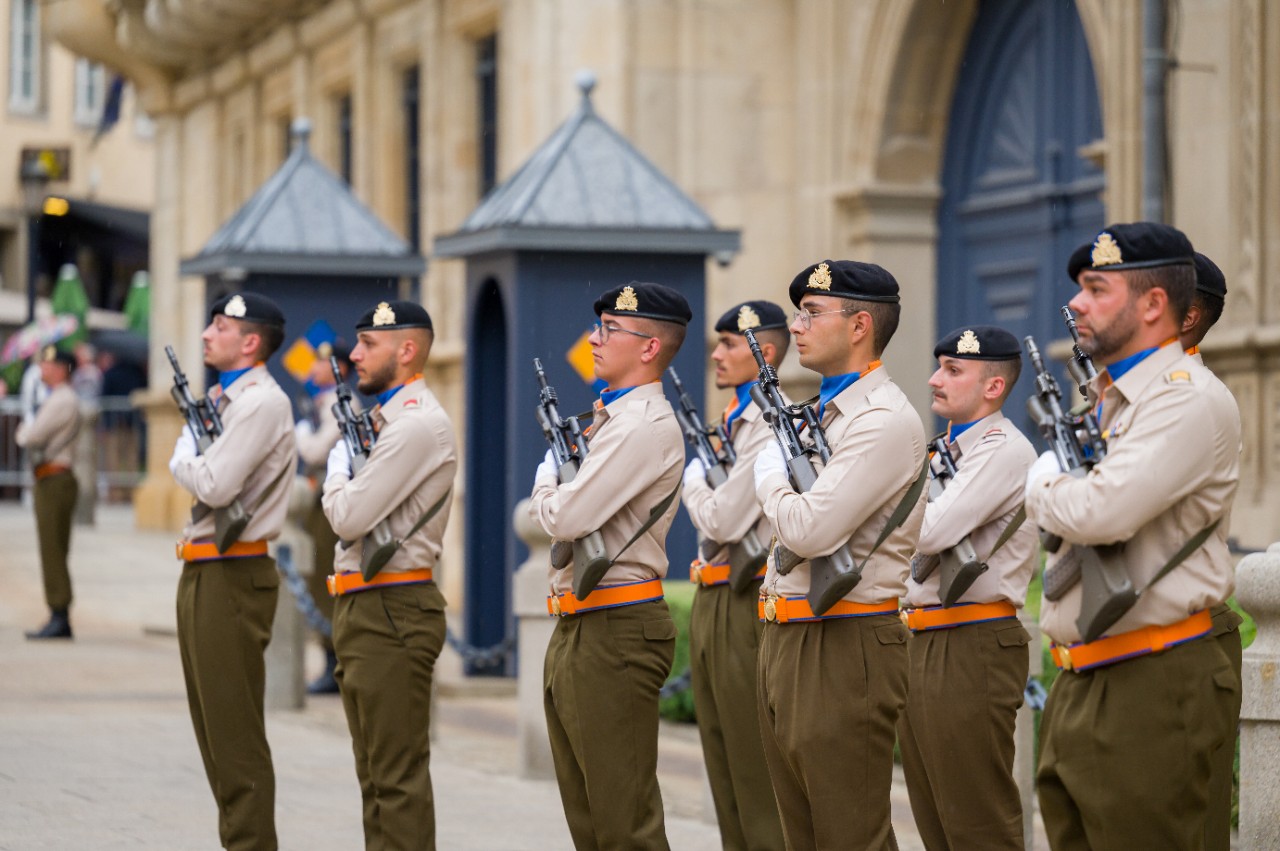 Les festivités commencent avec la relève de la garde devant le Palais grand-ducal par un détachement d’honneur le 22 juin, veille de la Fête nationale. 