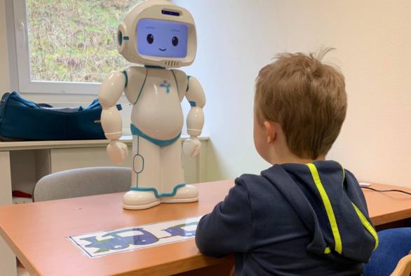 QT est spécialisé dans l’interaction avec les enfants autistes et facilite leur intégration dans la société. 