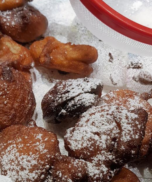 Nonnefäscht en train d'être frits. Quand ils ont une couleur brune dorée, c'est qu'ils sont prêts.