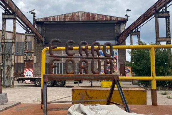 Signalétique FerroForum et vue extérieure des anciens bâtiments d'Arbed Esch-Schifflange