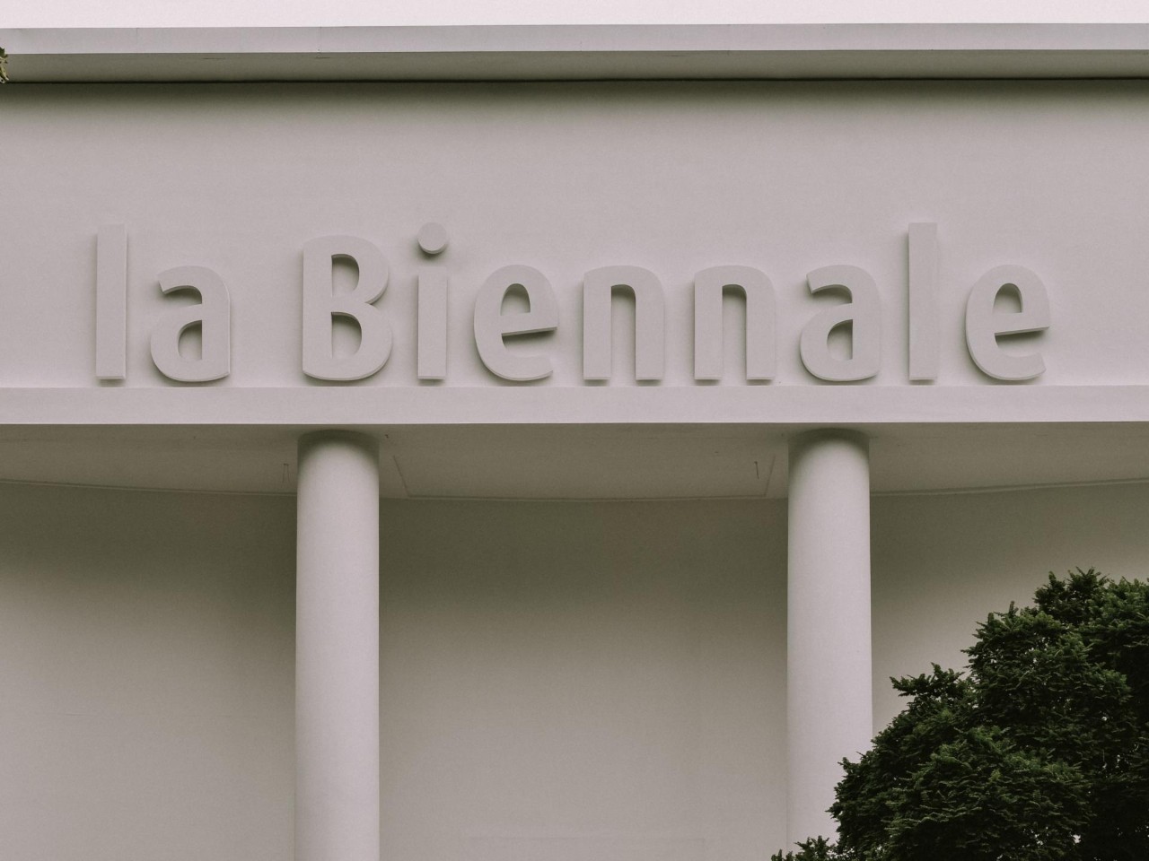Inscription sur le pavillon principal