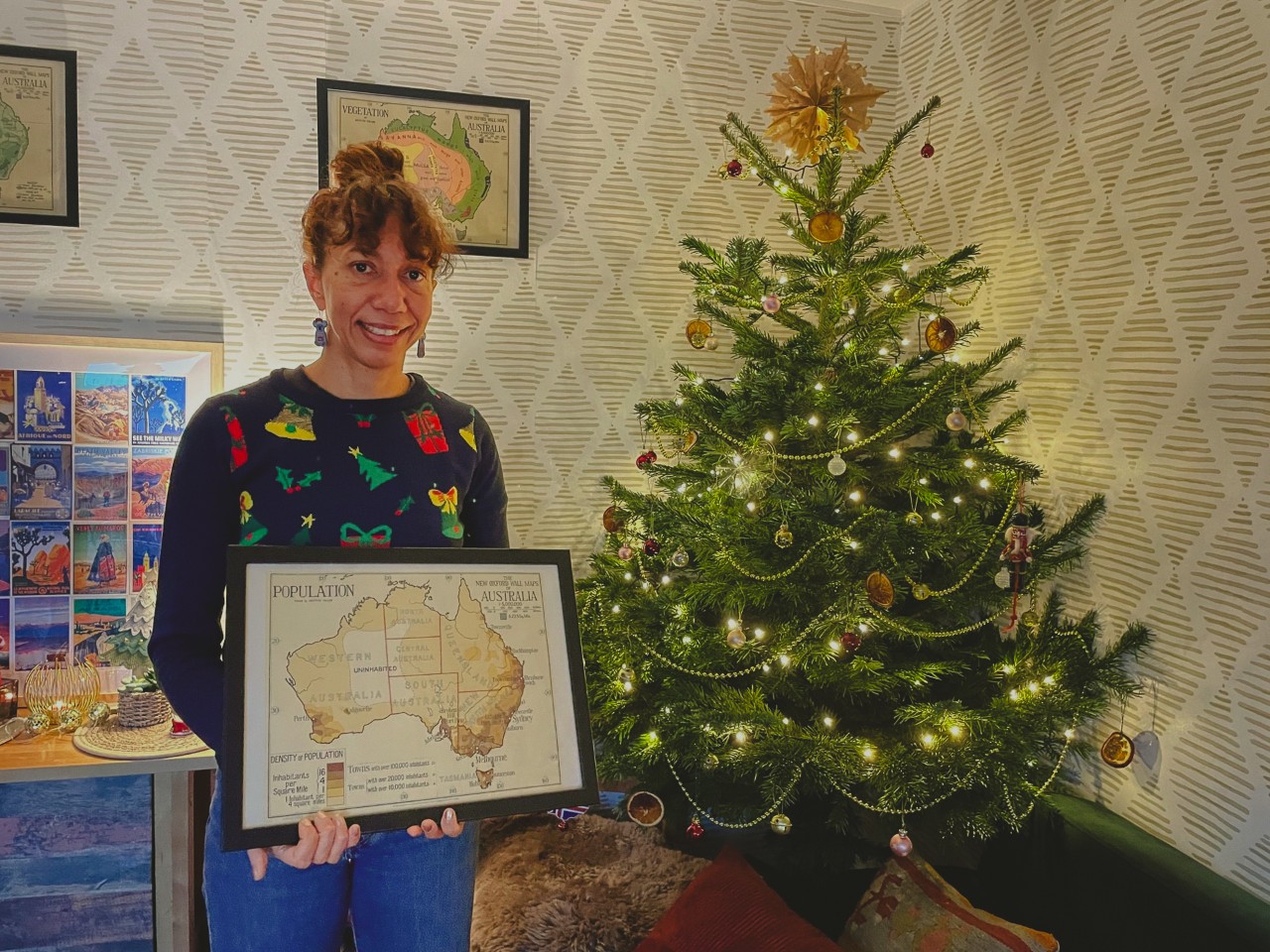 Zina avec une carte d'Australie dans son séjour.