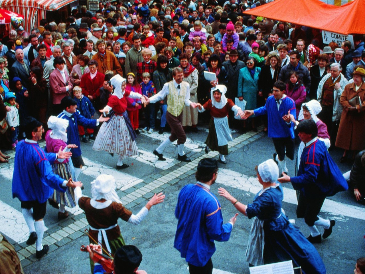 Danse folklorique pour la célébration de l'Eemaischen.