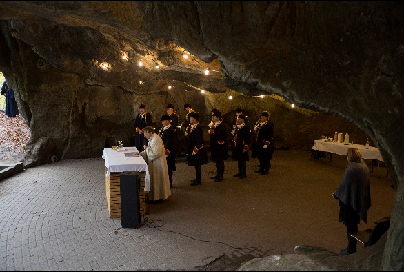 Les Haupeschbléiser jouent une messe de Saint-Hubert.  Ils doivent leur nom au saint patron des chasseurs, saint Hubert.