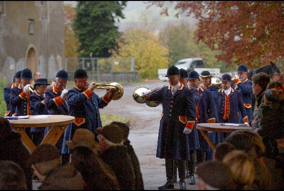 Les Haupeschbléiser portent des redingotes traditionnelles aux couleurs de la maison royale luxembourgeoise.