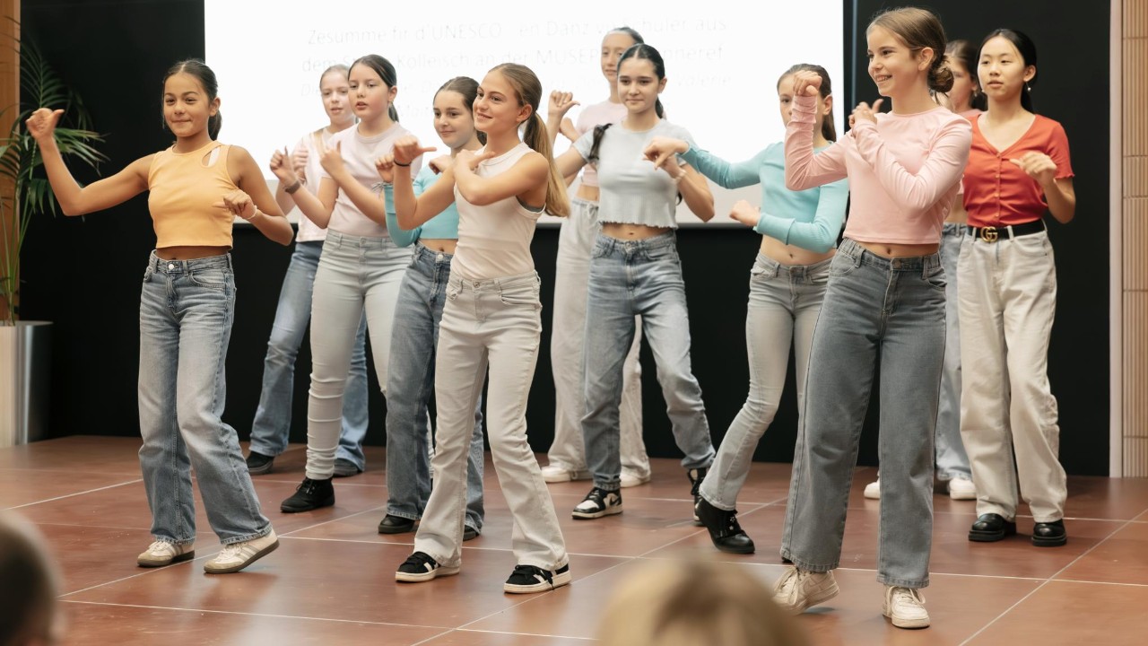 Les enfants dansent à la Journée internationale de l'éducation.