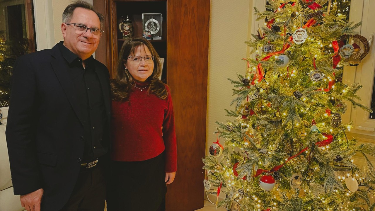 Sonia et Gerardo près de leur sapin de Noël.