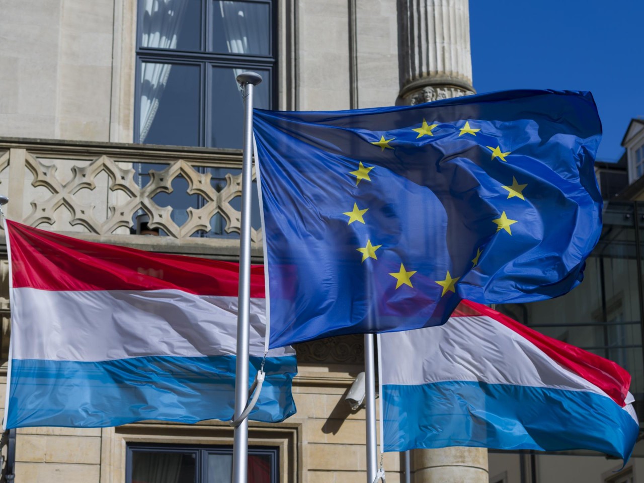Les drapeaux luxembourgeois et européen devant la Chambre des députés.