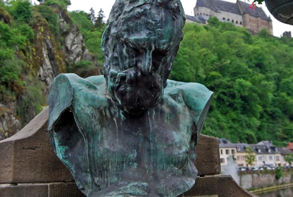 La ville de Vianden a installé en face du musée un buste de Victor Hugo. 