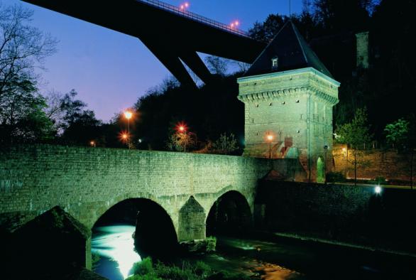 Les Tours Vauban au Pfaffenthal. Ces tours massives portent le nom des constructions médiévales qu'elles vinrent remplacer: la Porte d'Eich et la Porte des Bons Malades.