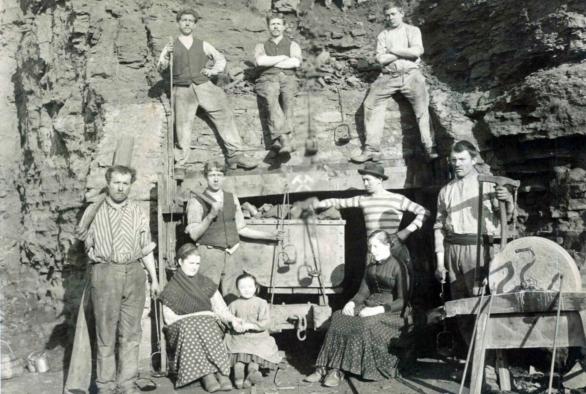 Entrée de mine de fer inconnue avec wagonnet de type luxembourgeois et famille de mineur. Années 1890.