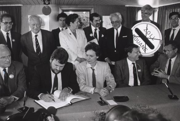 Le délégué luxembourgeois, le secrétaire d'État Robert Goebbels, en train de signer les accords à bord de la MS Marie Astrid.