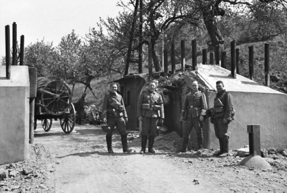 Soldats allemands devant un barrage luxembourgeois en 1940