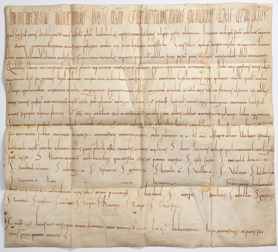 Un fait peu connu est que la charte date en fait de 987, année où l'échange a été formalisé. Cet exemplaire est prêté par la ville de Trèves, l'exemplaire de Siegfried ayant été perdu.