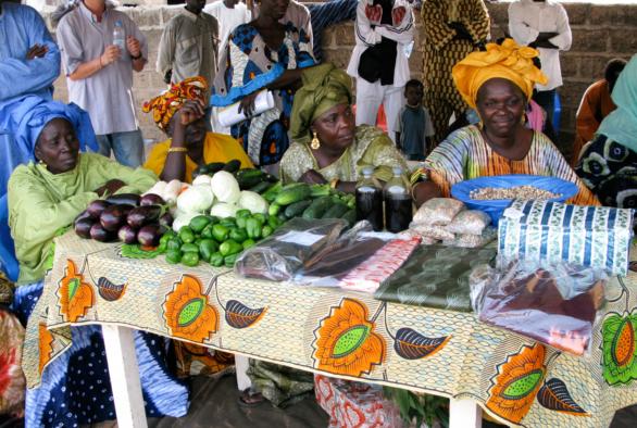 Trois agricultrices présentent des légumes.