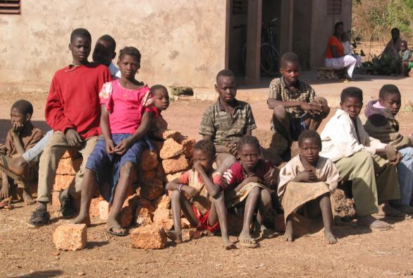 Elèves dans la cour de l'école